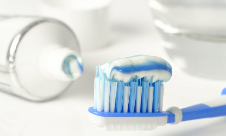 ۴ نکته‌ای که پیش از خرید خمیر دندان باید بدانید